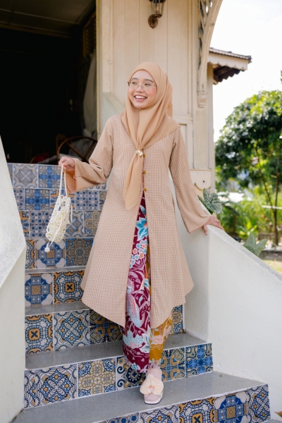 Beranda Kebaya Labuh Batik in Kayu Manis